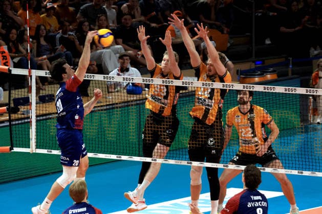 DEU, DVV, 1.VBL, BR Volleys vs. SVG Lueneburg, 02.05.2026, Max-Schmeling-Halle, Berlin, DEU, DVV, 1.VBL, BR Volleys vs. SVG Lueneburg, im Bild Fedor Ivanov (BR Volleys 33), Florian Krage-Brewitz (BR Volleys 12), Jake Hanes (BR Volleys 22), Ethan Champlin (Lueneburg 20)