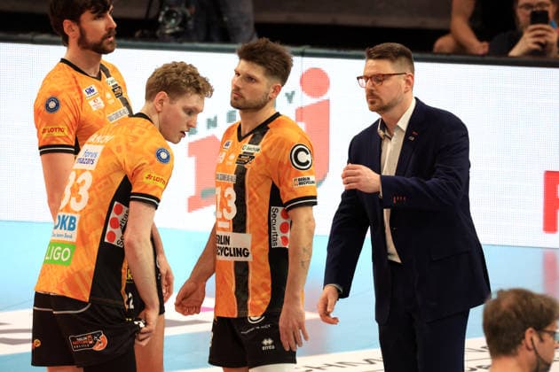 DEU, DVV, 1.VBL, BR Volleys vs. SVG Lueneburg, 02.05.2026, Max-Schmeling-Halle, Berlin, DEU, DVV, 1.VBL, BR Volleys vs. SVG Lueneburg, im Bild Trainer Alexandre Leal (BR Volleys), Ruben Schott (BR Volleys 13), Fedor Ivanov (BR Volleys 33), Jake Hanes (BR Volleys 22)