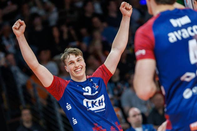 02.05.26, Berlin, Volleyball, Finale, 2. Spieltag, Berlin Recycling Volleys - SVG Lüneburg Daniel Gruvaeus jubelt mit seinen Mannschaftskollegen nach dem Punktgewinn. Finale, 2. Spieltag, Berlin Recycling Volleys - SVG Lüneburg