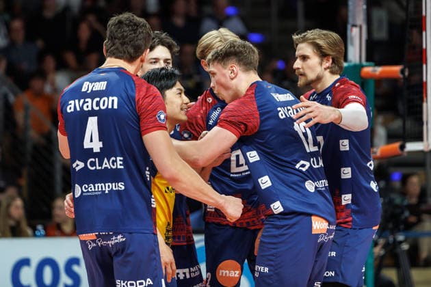 02.05.26, Berlin, Volleyball, Finale, 2. Spieltag, Berlin Recycling Volleys - SVG Lüneburg Sho Takahashi jubelt mit seinen Mannschaftskollegen nach dem Punktgewinn. Finale, 2. Spieltag, Berlin Recycling Volleys - SVG Lüneburg