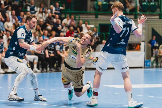 Gerdas Babarskas (Bergischer HC, 14) im Zweikampf mit Thomas Alfred Solstad (TSV Hannover-Burgdorf, 44) der zu Boden geht, Johannes Wasielewski (Bergischer HC, 77) tritt zureck Bergischer HC vs. TSV Hannover-Burgdorf, Handball, Daikin 1.HBL, 30.Spieltag, Saison 2025 26, 02.04.2026, Bergischer HC vs. TSV Hannover-Burgdorf, Handball, Daikin 1.HBL, 30.Spieltag, Saison 2025 26, 02.04.2026 Wuppertal Copyright: xEibner-Pressefoto LukasxBaldygax EP_LBA