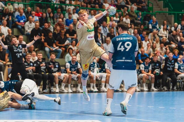 Arnor Por Gunnarsson (Bergischer HC, Trainer) protestiert und reisst die Arme hoch, Vilhelm Poulsen (TSV Hannover-Burgdorf, 09) steigt hoch zum Wurf, Aron Seesing (Bergischer HC, 49) kommt zu spaet Bergischer HC vs. TSV Hannover-Burgdorf, Handball, Daikin 1.HBL, 30.Spieltag, Saison 2025 26, 02.04.2026, Bergischer HC vs. TSV Hannover-Burgdorf, Handball, Daikin 1.HBL, 30.Spieltag, Saison 2025 26, 02.04.2026 Wuppertal Copyright: xEibner-Pressefoto LukasxBaldygax EP_LBA