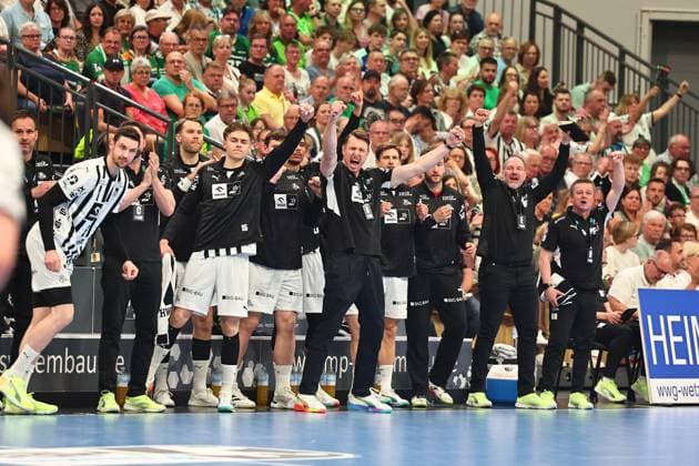 Jubel auf der Kieler Bank GER, HSG Wetzlar vs THW Kiel, Handball, 1. Bundesliga, 30. Spieltag, Spielzeit 2025 2026, 02.05.2026 GER, HSG Wetzlar vs THW Kiel, Handball, 1. Bundesliga, 30. Spieltag, Spielzeit 2025 2026, 02.05.2026 Wetzlar Copyright: xEibner-Pressefoto RenexWeissx EP_RWS