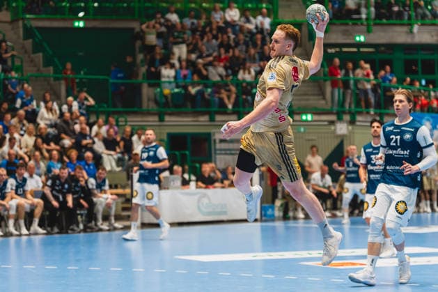 Lukas Stutzke (TSV Hannover-Burgdorf, 39) beim Konter und einem Sprungwurf, Kim Voss-Fels (Bergischer HC, 21) schaut hinterher Bergischer HC vs. TSV Hannover-Burgdorf, Handball, Daikin 1.HBL, 30.Spieltag, Saison 2025 26, 02.04.2026, Bergischer HC vs. TSV Hannover-Burgdorf, Handball, Daikin 1.HBL, 30.Spieltag, Saison 2025 26, 02.04.2026 Wuppertal Copyright: xEibner-Pressefoto LukasxBaldygax EP_LBA