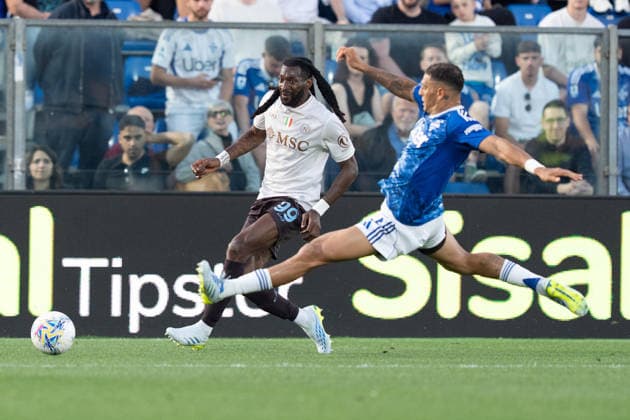 Como 1907 v SSC Napoli - Serie A Enilive Andre-Frank Zambo Anguissa of SSC Napoli in action during the serie Serie A Enilive match between Como 1907 and SSC Napoli at Stadio Giuseppe Sinigaglia on May 2, 2026 in Como, Italy Como Stadio Giuseppe Sinigaglia Lombardia Italy Copyright: xGiuseppexMaffiax 260502_SerieA_Como-Napoli_GM_08720