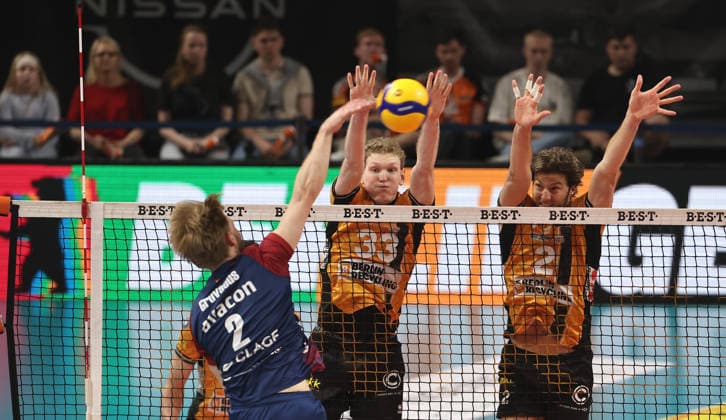 Daniel Gruvaeus im Angriff, Fedor Ivanov, Matthew Knigge Zweikampf Spielszene Aktion Volleyball Bundesliga Herren Play Off Finale 2.Spiel Saison 2025 2026 02.05.2026 BR Volleys Berlin BRV vs SVG Lüneburg