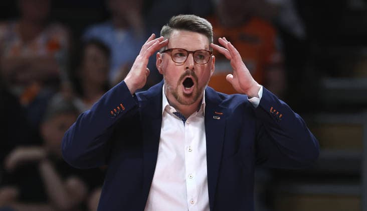 Trainer Markus Steuerwald zeigend, gestikulierend Aktion Oberkörper Volleyball Bundesliga Herren Play Off Finale 2.Spiel Saison 2025 2026 02.05.2026 BR Volleys Berlin BRV vs SVG Lüneburg