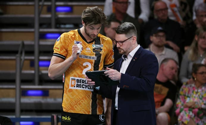 Trainer Markus Steuerwald gibt Matthew Knigge Anweisungen Aktion Oberkörper Volleyball Bundesliga Herren Play Off Finale 2.Spiel Saison 2025 2026 02.05.2026 BR Volleys Berlin BRV vs SVG Lüneburg