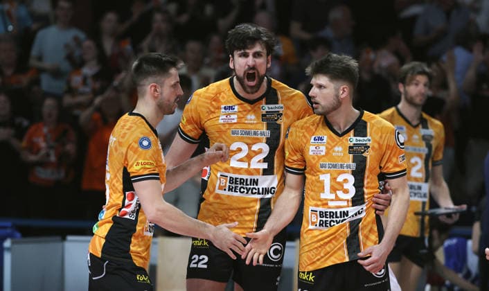 Moritz Reichert, Jake Hanes jubelt, Ruben Schott Freude Emotion Jubel Volleyball Bundesliga Herren Play Off Finale 2.Spiel Saison 2025 2026 02.05.2026 BR Volleys Berlin BRV vs SVG Lüneburg