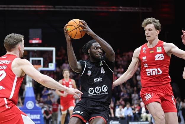 02.05.2026 - Basketball - Saison 2025 2026 - 2. Bundesliga Pro-A - 34. Spieltag: Nürnberg Falcons Basketball Club NBC - SBB Baskets Wolmirstedt - Sportfoto Zink DaMa - xdaxmax - Vincent John Friederici (30, Nürnberg Falcons BC NBC ) De Vondre De Vondre Malik Perry (4, SBB Baskets Wolmirstedt ) Tom Stoiber (28, Nürnberg Falcons BC NBC )
