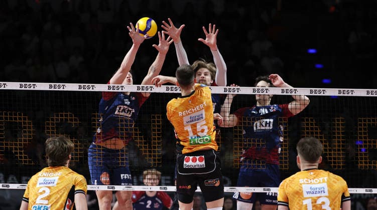 Moritz Reichert im Angriff, Christopher Byam, Daniel Gruvaeus, Ethan Champlin Zweikampf Spielszene Aktion Volleyball Bundesliga Herren Play Off Finale 2.Spiel Saison 2025 2026 02.05.2026 BR Volleys Berlin BRV vs SVG Lüneburg