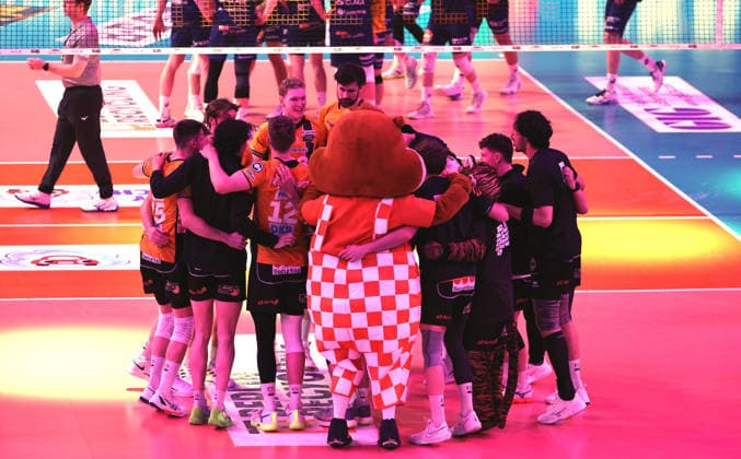 BR Volleys Mannschaft jubelt nach 3:1 Sieg Freude Emotion Jubel Volleyball Bundesliga Herren Play Off Finale 2.Spiel Saison 2025 2026 02.05.2026 BR Volleys Berlin BRV vs SVG Lüneburg