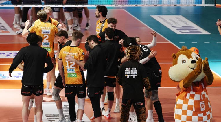 BR Volleys Mannschaft jubelt nach 3:1 Sieg Freude Emotion Jubel Volleyball Bundesliga Herren Play Off Finale 2.Spiel Saison 2025 2026 02.05.2026 BR Volleys Berlin BRV vs SVG Lüneburg