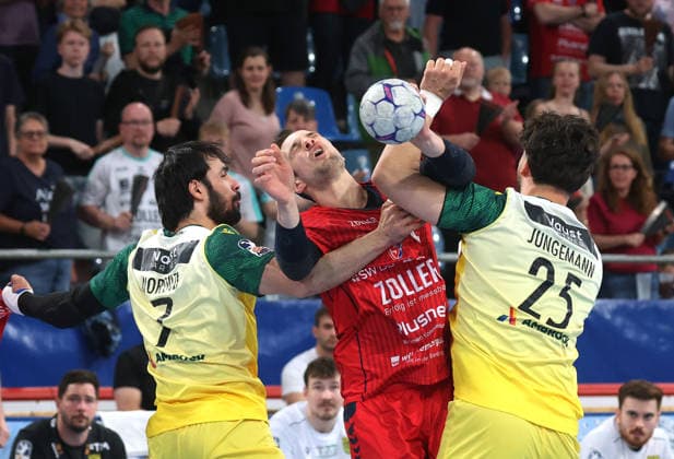 02.05.2026, Deutschland, Bietigheim, Handball 2. Bundesliga, SG BBM Bietigheim vs. VfL Eintracht Hagen, v.l. Pouya Norouzinezhad (Hagen), Dominik Claus (BBM), Foul, rote Karte für Philip Jungemann (Hagen)