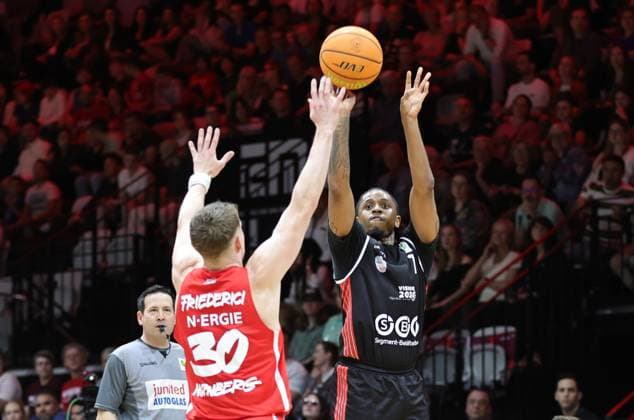 02.05.2026 - Basketball - Saison 2025 2026 - 2. Bundesliga Pro-A - 34. Spieltag: Nürnberg Falcons Basketball Club NBC - SBB Baskets Wolmirstedt - Sportfoto Zink DaMa - xdaxmax - Vincent John Friederici (30, Nürnberg Falcons BC NBC ) Daivien Latrell Williamson (7, SBB Baskets Wolmirstedt )