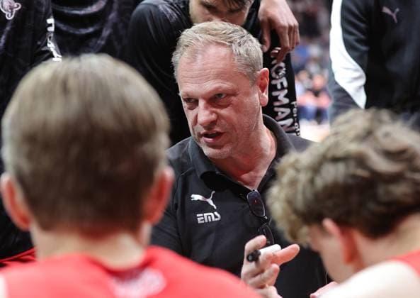 02.05.2026 - Basketball - Saison 2025 2026 - 2. Bundesliga Pro-A - 34. Spieltag: Nürnberg Falcons Basketball Club NBC - SBB Baskets Wolmirstedt - Sportfoto Zink DaMa - xdaxmax - Ralph Junge ( Trainer Headcoach Nürnberg Falcons BC NBC ) zeigt an gestikuliert dirigiert gibt Anweisungen