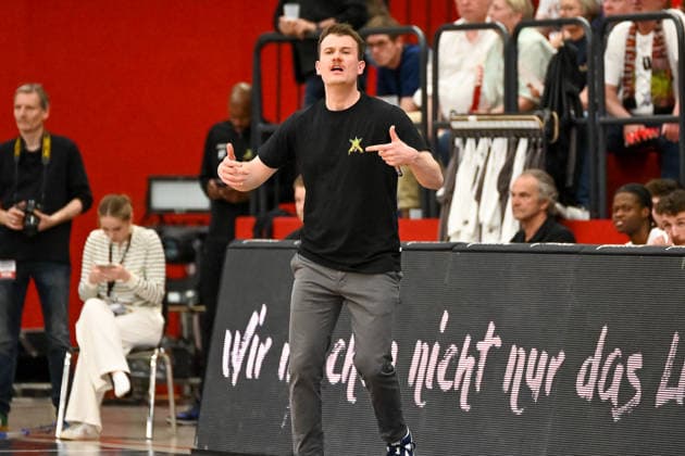 Hendrik Gruhn (Artland Dragons, Trainer) gestikuliert Artland Dragons vs. Bayer Giants Leverkusen, 2. Basketball-Bundesliga, Pro A, 34. Spieltag, Saison 2025 2026, 02.05.2026, Artland Dragons vs. Bayer Giants Leverkusen, 2. Basketball-Bundesliga, Pro A, 34. Spieltag, Saison 2025 2026, 02.05.2026 Quakenbrueck Copyright: xEibner-Pressefoto RobertxGertzenx EP_RGN