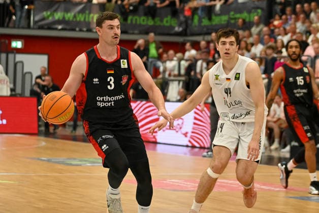 Luca Kahl (Bayer Giants Leverkusen, 03) gegen Ivan Volf (Artland Dragons, 44) Artland Dragons vs. Bayer Giants Leverkusen, 2. Basketball-Bundesliga, Pro A, 34. Spieltag, Saison 2025 2026, 02.05.2026, Artland Dragons vs. Bayer Giants Leverkusen, 2. Basketball-Bundesliga, Pro A, 34. Spieltag, Saison 2025 2026, 02.05.2026 Quakenbrueck Copyright: xEibner-Pressefoto RobertxGertzenx EP_RGN