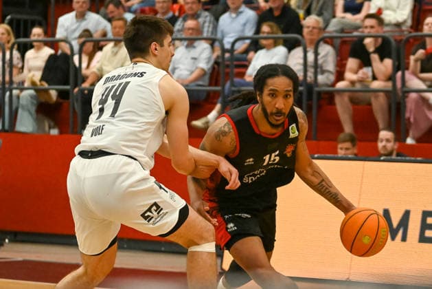 Donte Nicholas (Bayer Giants Leverkusen, 15) gegen Ivan Volf (Artland Dragons, 44) Artland Dragons vs. Bayer Giants Leverkusen, 2. Basketball-Bundesliga, Pro A, 34. Spieltag, Saison 2025 2026, 02.05.2026, Artland Dragons vs. Bayer Giants Leverkusen, 2. Basketball-Bundesliga, Pro A, 34. Spieltag, Saison 2025 2026, 02.05.2026 Quakenbrueck Copyright: xEibner-Pressefoto RobertxGertzenx EP_RGN