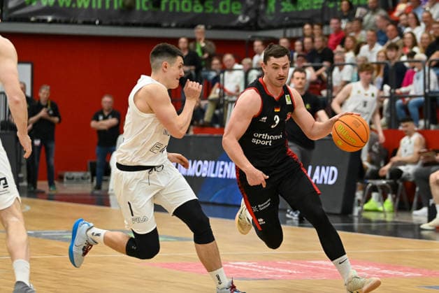 Luca Kahl (Bayer Giants Leverkusen, 03) am Ball gegen Nate Patrone (Artland Dragons, 01) Artland Dragons vs. Bayer Giants Leverkusen, 2. Basketball-Bundesliga, Pro A, 34. Spieltag, Saison 2025 2026, 02.05.2026, Artland Dragons vs. Bayer Giants Leverkusen, 2. Basketball-Bundesliga, Pro A, 34. Spieltag, Saison 2025 2026, 02.05.2026 Quakenbrueck Copyright: xEibner-Pressefoto RobertxGertzenx EP_RGN