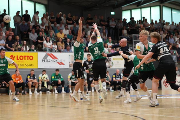 02.05.2026, Handball, Herren, 3. Liga Staffel Süd-West, Saison 2025 2026, HG Saarlouis - TV Homburg, Philipp Kockler (HG Saarlouis), Andreas Schneider (TV Homburg), Muhamet Durmishi (HG Saarlouis) Saarlouis Stadtgartenhalle Saarland Deutschland (DEU) Copyright: xSebastianxBachx