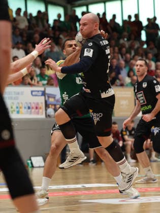 02.05.2026, Handball, Herren, 3. Liga Staffel Süd-West, Saison 2025 2026, HG Saarlouis - TV Homburg, Andreas Schneider (TV Homburg), Muhamet Durmishi (HG Saarlouis) Saarlouis Stadtgartenhalle Saarland Deutschland (DEU) Copyright: xSebastianxBachx