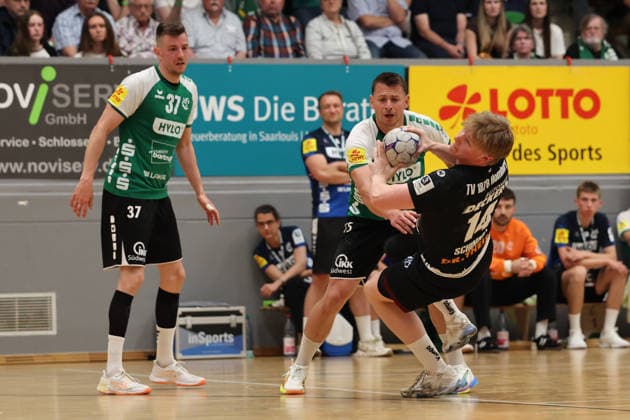 02.05.2026, Handball, Herren, 3. Liga Staffel Süd-West, Saison 2025 2026, HG Saarlouis - TV Homburg, Jan-Ole Schimmel (TV Homburg), Yves Kunkel (HG Saarlouis), Tom Paetow (HG Saarlouis) Saarlouis Stadtgartenhalle Saarland Deutschland (DEU) Copyright: xSebastianxBachx