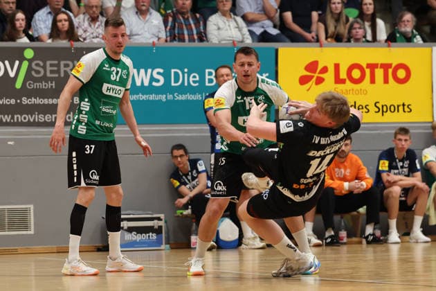 02.05.2026, Handball, Herren, 3. Liga Staffel Süd-West, Saison 2025 2026, HG Saarlouis - TV Homburg, Jan-Ole Schimmel (TV Homburg), Yves Kunkel (HG Saarlouis), Tom Paetow (HG Saarlouis) Saarlouis Stadtgartenhalle Saarland Deutschland (DEU) Copyright: xSebastianxBachx