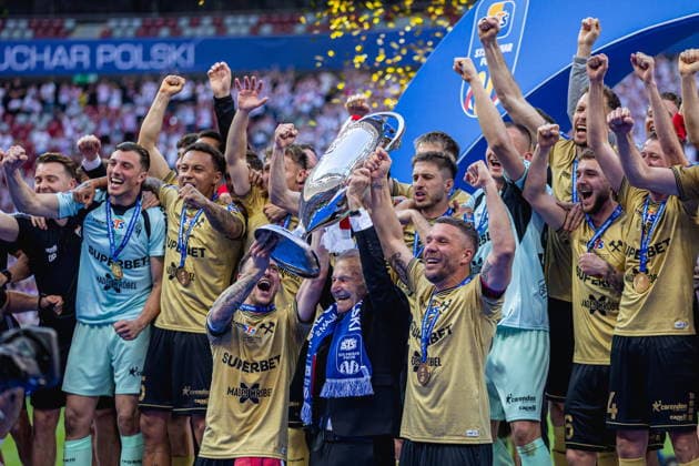 Sport Bilder des Tages Warszawa 02.05.2026. Football STS Polish Cup Final 2025 2026 match between Gornik Zabrze and Rakow Czestochowa in Warsaw, Poland --- STS Puchar Polski sezon 2025 2026 final mecz Gornik Zabrze - Rakow Czestochowa n z Puchar podnosza Stanislaw Oslizlo, Lukas Podolski Fot. Rafal Baranski Arena Akcji NEWSPIX.PL --- newspix.pl 