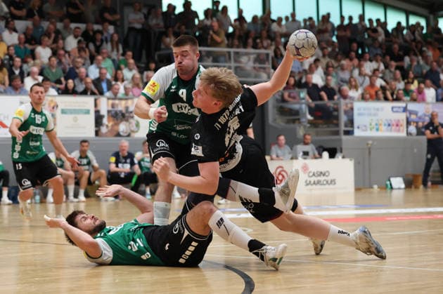 02.05.2026, Handball, Herren, 3. Liga Staffel Süd-West, Saison 2025 2026, HG Saarlouis - TV Homburg, Jan-Ole Schimmel (TV Homburg), Philipp Kockler (HG Saarlouis), Marcel Becker (HG Saarlouis) Saarlouis Stadtgartenhalle Saarland Deutschland (DEU) Copyright: xSebastianxBachx