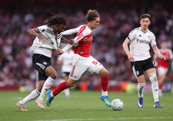 London, England, 2nd May 2026. Jonah Kusi-Asare of Fulham and Max Dowman of Arsenal during the Arsenal vs Fulham Premier League match at the Emirates Stadium, London. Picture credit should read: David Klein Sportimage EDITORIAL USE ONLY. No use with unauthorised audio, video, data, fixture lists, club league logos or live services. Online in-match use limited to 120 images, no video emulation. No use in betting, games or single club league player publications. SPI_039_DK_Arsenal_Fulham SPI-4774-0039