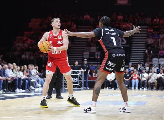 02.05.2026 - Basketball - Saison 2025 2026 - 2. Bundesliga Pro-A - 34. Spieltag: Nürnberg Falcons Basketball Club NBC - SBB Baskets Wolmirstedt - Sportfoto Zink DaMa - xdaxmax - Vincent John Friederici (30, Nürnberg Falcons BC NBC ) Daivien Latrell Williamson (7, SBB Baskets Wolmirstedt )