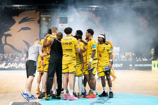 Kreis der Ludwigsburger vor Spielbeginn GER, Basketball Loewen Braunschweig gegen MHP Riesen Ludwigsburg, Basketball, easyCredit BBL, Woche 32, Spielzeit 2025 26, 02.05.2026 GER, Basketball Loewen Braunschweig gegen MHP Riesen Ludwigsburg, Basketball, easyCredit BBL, Woche 32, Spielzeit 2025 26, 02.05.2026 Braunschweig Copyright: xEibner-Pressefoto DanielxREINELTx EP_DRT