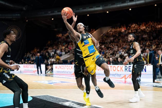 Stef Smith (Nr. 3 MHP Riesen Ludwigsburg) setzt sich gegen Oluwasimisola Shittu (Nr. 45 Basketball Loewen Braunschweig) und Chip Flanigan (Nr. 30 Basketball Loewen Braunschweig) durch GER, Basketball Loewen Braunschweig gegen MHP Riesen Ludwigsburg, Basketball, easyCredit BBL, Woche 32, Spielzeit 2025 26, 02.05.2026 GER, Basketball Loewen Braunschweig gegen MHP Riesen Ludwigsburg, Basketball, easyCredit BBL, Woche 32, Spielzeit 2025 26, 02.05.2026 Braunschweig Copyright: xEibner-Pressefoto DanielxREINELTx EP_DRT