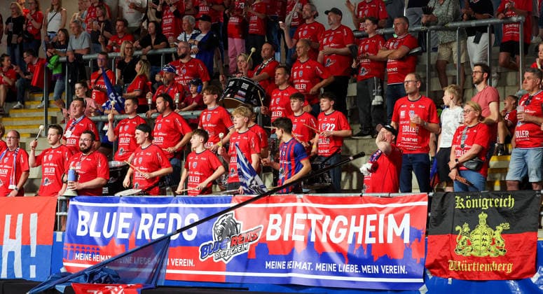 02.05.2026, Deutschland, Bietigheim, Handball 2. Bundesliga, SG BBM Bietigheim vs. VfL Eintracht Hagen, Blue Reds Bietigheim, Fans, Zuschauer, Trommler
