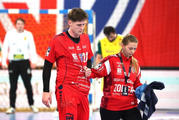02.05.2026, Deutschland, Bietigheim, Handball 2. Bundesliga, SG BBM Bietigheim vs. VfL Eintracht Hagen, v.l. Maxim Orlov (BBM), BBM Physio Lisa Frey