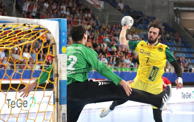 02.05.2026, Deutschland, Bietigheim, Handball 2. Bundesliga, SG BBM Bietigheim vs. VfL Eintracht Hagen, v.l. Martin Tomovski (BBM), Pouya Norouzinezhad (Hagen)