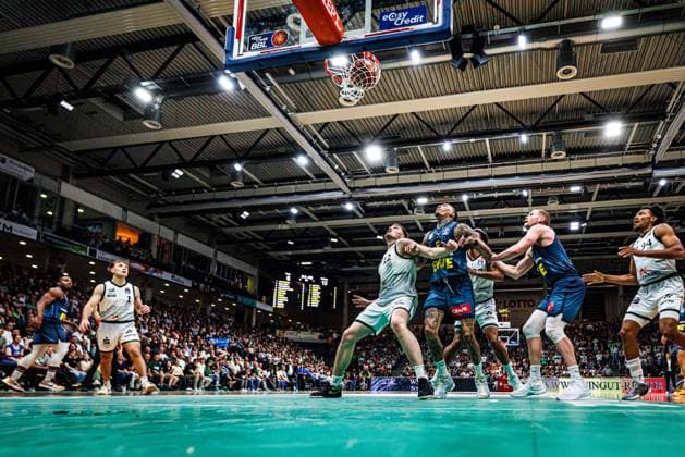 Marten Linssen (Gladiators Trier), Michale Kyser (EWE Baskets Oldenburg), Seth Hinrichs (EWE Baskets Oldenburg), Nolan Adekunle (Gladiators Trier), George King (Gladiators Trier) unterm Korb, Vet Concept Gladiators Trier vs EWE Baskets Oldenburg, Basketball , Basketball, easyCredit BBL, 32. Spieltag, Saison 2025 2026, 02.05.2026 Vet Concept Gladiators Trier vs EWE Baskets Oldenburg, Basketball , Basketball, easyCredit BBL, 32. Spieltag, Saison 2025 2026, 02.05.2026 Copyright: xEibner-Pressefoto AlexanderxNeisx EP_ANS