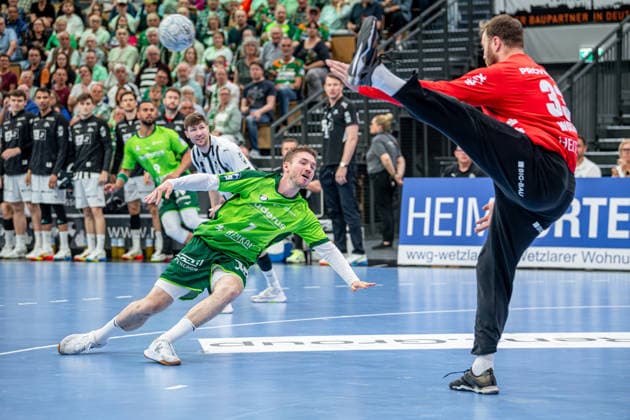 Handball Bundesliga; HSG Wetzlar - THW Kiel, 02.05.26 Dominik Mappes (HSG Wetzlar, 7), Andreas Wolff (THW Kiel, 33) Handball Bundesliga; HSG Wetzlar - THW Kiel: Wetzlar, 02.05.26 Copyright: xBEAUTIFULxSPORTS Roeczeyx