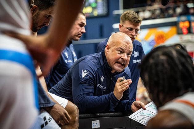 Rostock, Deutschland 02. Mai 2026: 1. BBL - 2025 2026 - Sp. 32 - Rostock Seawolves gegen Science City Jena Im Bild: Mike Taylor (Science City Jena) bei einem Timeout Copyright: xFotostandx xVoelkerx