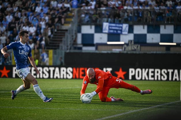 CALCIO - Serie A - Como 1907 vs SSC Napoli Tasos Douvikas of Calcio Como in action during the Italian Serie A football match between Calcio Como and SSC Napoli on 2 of May 2026 at the Giuseppe Senigallia stadium in Como, Italy Como Italy  Copyright: xIPAxSport ABACAx