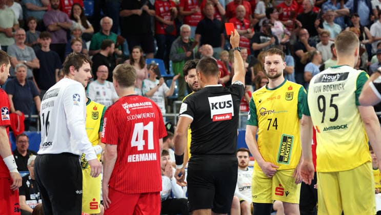 02.05.2026, Deutschland, Bietigheim, Handball 2. Bundesliga, SG BBM Bietigheim vs. VfL Eintracht Hagen, rote Karte für Philip Jungemann (Hagen)