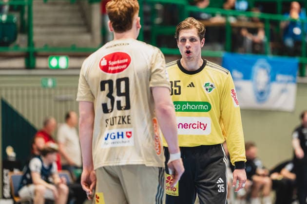 Lukas Stutzke (TSV Hannover-Burgdorf, 39) redet mit Joel Birlehm (TSV Hannover-Burgdorf, 35) Bergischer HC vs. TSV Hannover-Burgdorf, Handball, Daikin 1.HBL, 30.Spieltag, Saison 2025 26, 02.04.2026, Bergischer HC vs. TSV Hannover-Burgdorf, Handball, Daikin 1.HBL, 30.Spieltag, Saison 2025 26, 02.04.2026 Wuppertal Copyright: xEibner-Pressefoto LukasxBaldygax EP_LBA