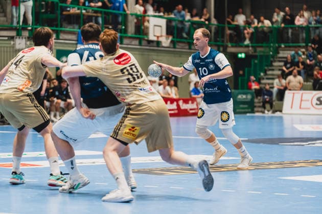 Thomas Alfred Solstad (TSV Hannover-Burgdorf, 44), Aron Seesing (Bergischer HC, 49) im Zweikampf mit Lukas Stutzke (TSV Hannover-Burgdorf, 39) und Fynn Hangstein (Bergischer HC, 10) hat den Ball Bergischer HC vs. TSV Hannover-Burgdorf, Handball, Daikin 1.HBL, 30.Spieltag, Saison 2025 26, 02.04.2026, Bergischer HC vs. TSV Hannover-Burgdorf, Handball, Daikin 1.HBL, 30.Spieltag, Saison 2025 26, 02.04.2026 Wuppertal Copyright: xEibner-Pressefoto LukasxBaldygax EP_LBA