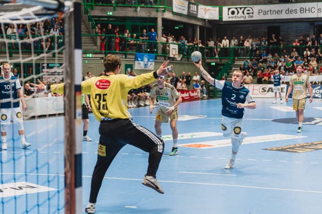 Joel Birlehm (TSV Hannover-Burgdorf, 35) beim Versuch einen 7Meter von Noah Beyer (Bergischer HC, 02) zu halten Bergischer HC vs. TSV Hannover-Burgdorf, Handball, Daikin 1.HBL, 30.Spieltag, Saison 2025 26, 02.04.2026, Bergischer HC vs. TSV Hannover-Burgdorf, Handball, Daikin 1.HBL, 30.Spieltag, Saison 2025 26, 02.04.2026 Wuppertal Copyright: xEibner-Pressefoto LukasxBaldygax EP_LBA