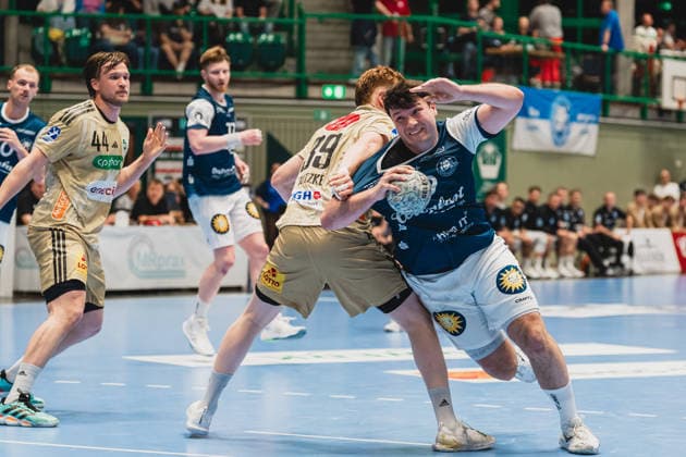 Thomas Alfred Solstad (TSV Hannover-Burgdorf, 44) schuat dem Zweikampf von Lukas Stutzke (TSV Hannover-Burgdorf, 39) und Aron Seesing (Bergischer HC, 49) zu Bergischer HC vs. TSV Hannover-Burgdorf, Handball, Daikin 1.HBL, 30.Spieltag, Saison 2025 26, 02.04.2026, Bergischer HC vs. TSV Hannover-Burgdorf, Handball, Daikin 1.HBL, 30.Spieltag, Saison 2025 26, 02.04.2026 Wuppertal Copyright: xEibner-Pressefoto LukasxBaldygax EP_LBA