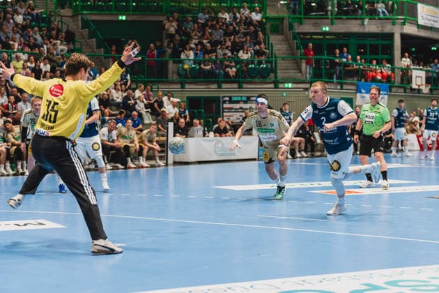 Joel Birlehm (TSV Hannover-Burgdorf, 35) beim Versuch einen 7Meter von Noah Beyer (Bergischer HC, 02) zu halten Bergischer HC vs. TSV Hannover-Burgdorf, Handball, Daikin 1.HBL, 30.Spieltag, Saison 2025 26, 02.04.2026, Bergischer HC vs. TSV Hannover-Burgdorf, Handball, Daikin 1.HBL, 30.Spieltag, Saison 2025 26, 02.04.2026 Wuppertal Copyright: xEibner-Pressefoto LukasxBaldygax EP_LBA
