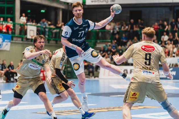 Johannes Wasielewski (Bergischer HC, 77) steigt zum Wurf und passt Bergischer HC vs. TSV Hannover-Burgdorf, Handball, Daikin 1.HBL, 30.Spieltag, Saison 2025 26, 02.04.2026, Bergischer HC vs. TSV Hannover-Burgdorf, Handball, Daikin 1.HBL, 30.Spieltag, Saison 2025 26, 02.04.2026 Wuppertal Copyright: xEibner-Pressefoto LukasxBaldygax EP_LBA