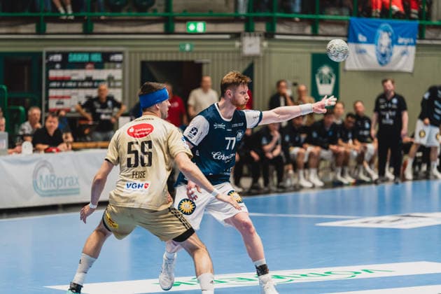 Hannes Feise (TSV Hannover-Burgdorf, 56) schuat dem Pass von 77 zu Bergischer HC vs. TSV Hannover-Burgdorf, Handball, Daikin 1.HBL, 30.Spieltag, Saison 2025 26, 02.04.2026, Bergischer HC vs. TSV Hannover-Burgdorf, Handball, Daikin 1.HBL, 30.Spieltag, Saison 2025 26, 02.04.2026 Wuppertal Copyright: xEibner-Pressefoto LukasxBaldygax EP_LBA