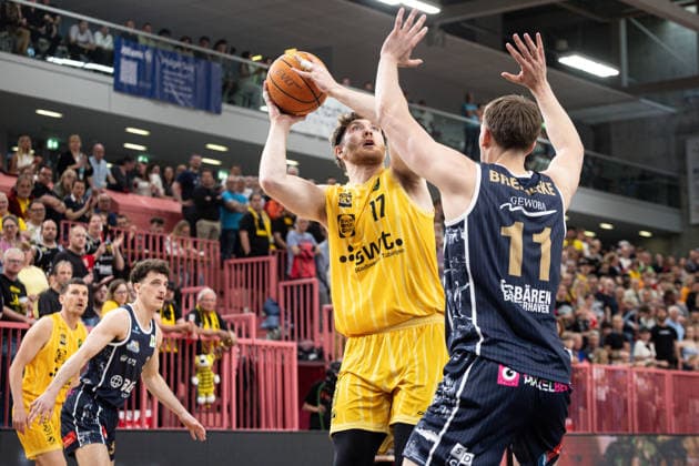 Tigers Tuebingen - Eisbaeren Bremerhaven, Herren, 2. Bundesliga, Barmer 2. Basketball Bundesliga, pro A, 34. Spieltag, Spielzeit 2025 2026, 02.05.2026 Lukas Milner (Tigers Tuebingen, 17) gegen Lorenz Brenneke (Eisbaeren Bremerhaven, 11)